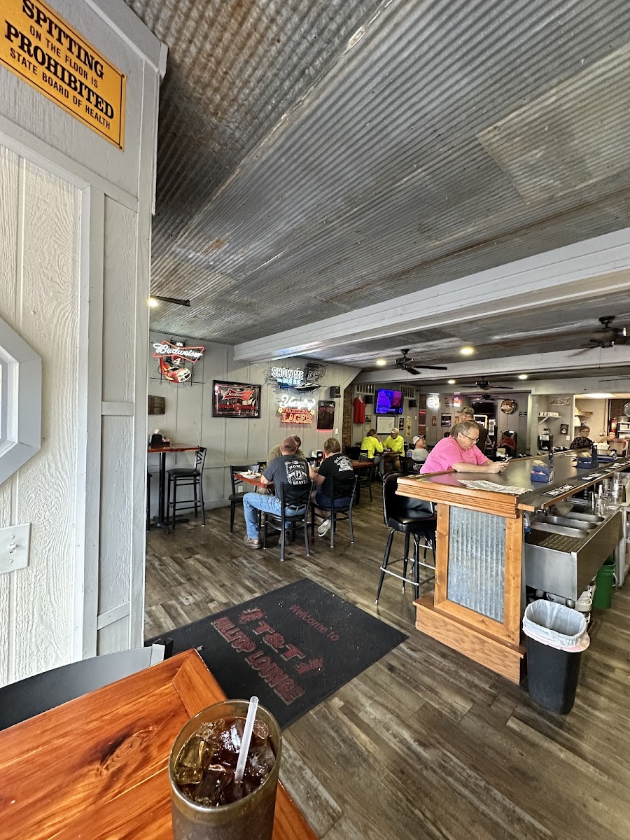 T&t Hilltop Lounge